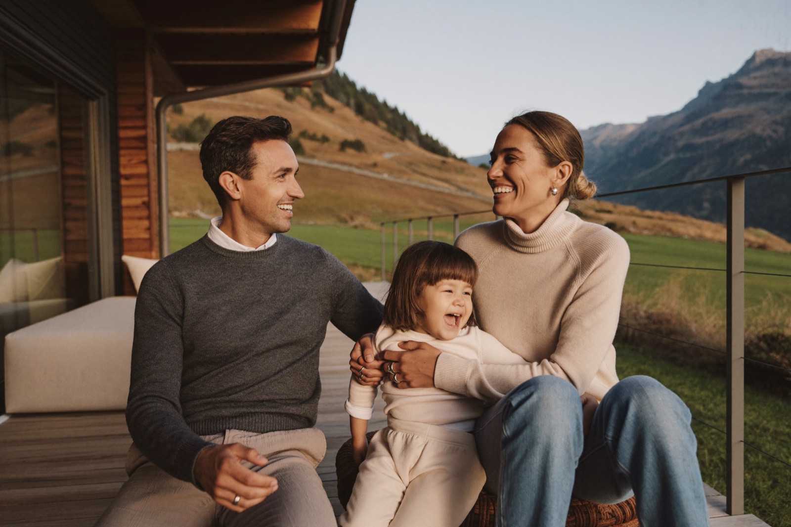 Junge Familie geniesst die Aussicht auf die Bündner Berge